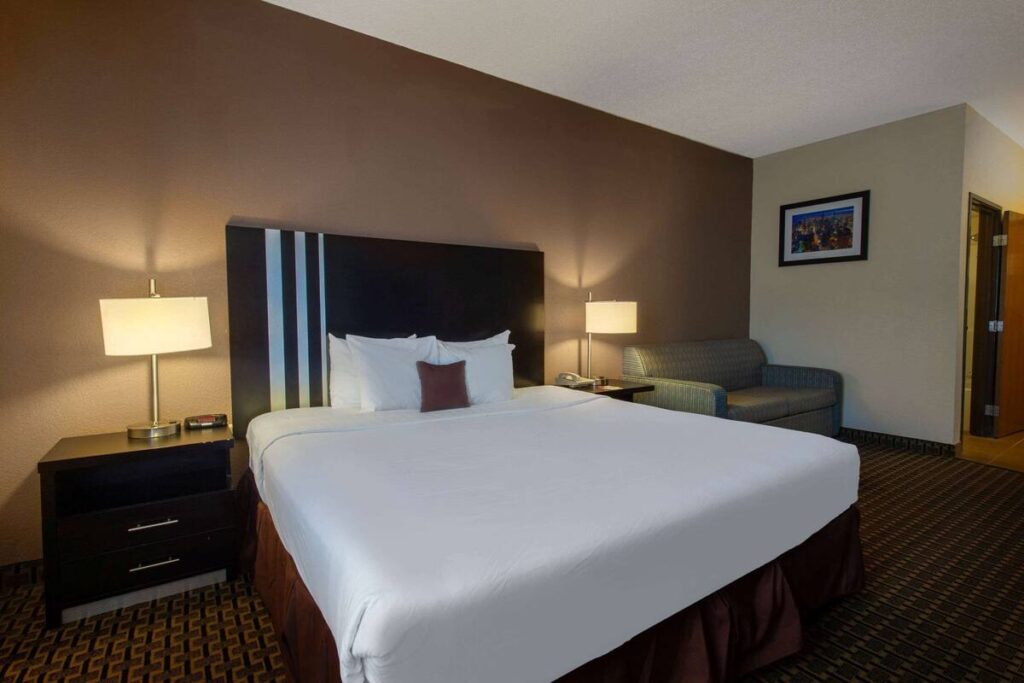 Ramada by Wyndham Glendale Heights/Lombard - Image 1