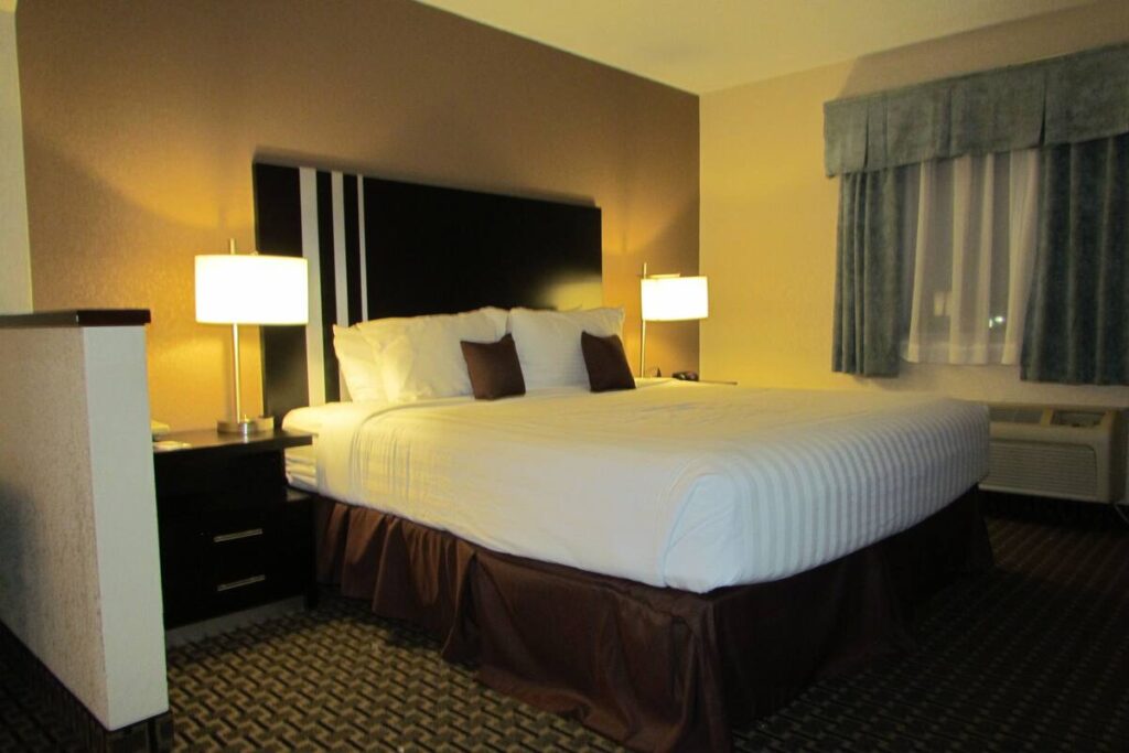 Ramada by Wyndham Glendale Heights/Lombard - Image 2