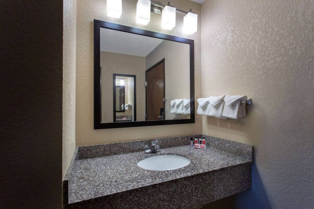 Ramada by Wyndham Glendale Heights/Lombard - Image 4