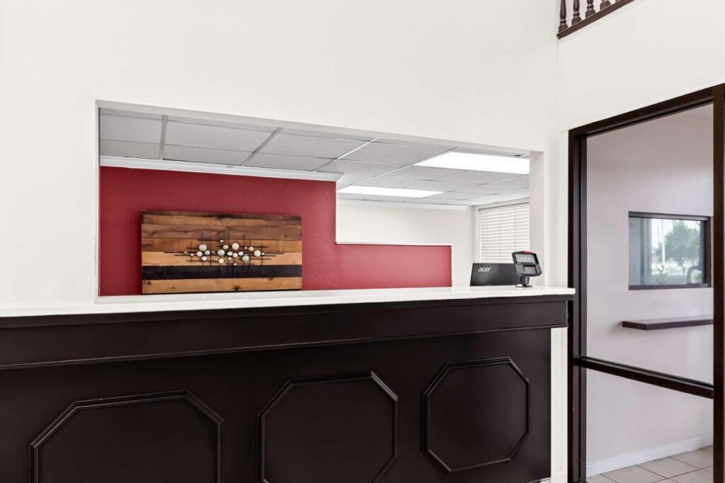 Red Lion Inn & Suites Saint Louis - Image 1