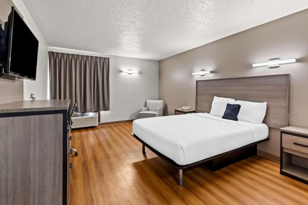 Red Lion Inn & Suites Saint Louis - Image 3