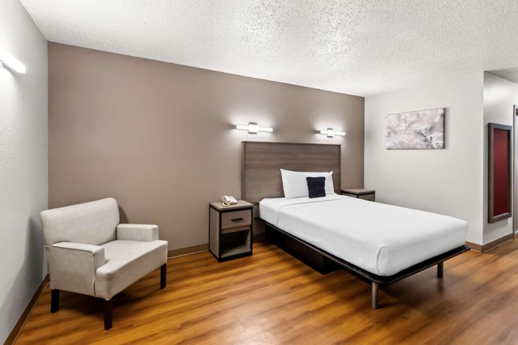 Red Lion Inn & Suites Saint Louis - Image 6