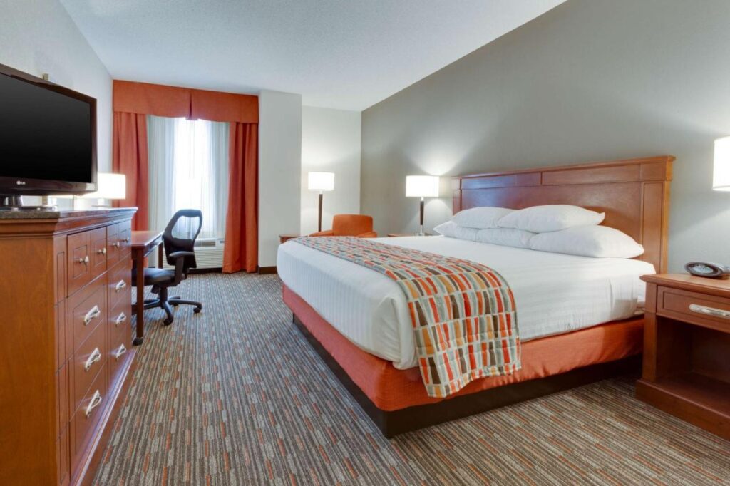Drury Inn & Suites St. Louis/O'Fallon, IL - Image 4