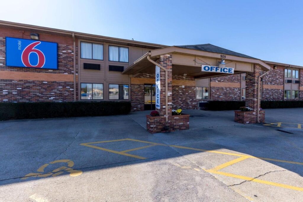 Motel 6-Troy, IL - Image 1