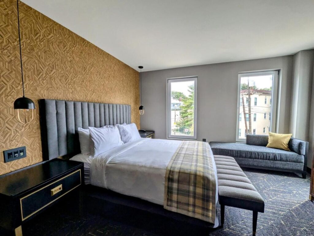 Beacon Suites Hotel - Image 2