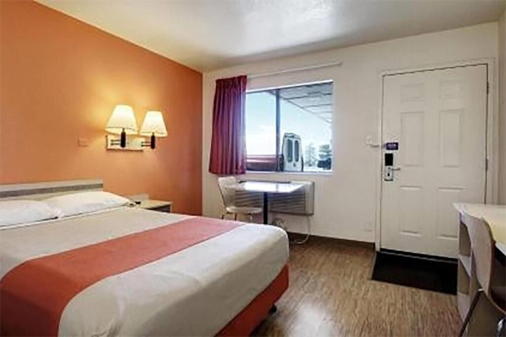 Super 8 by Wyndham Woods Cross - Salt Lake City North - Image 1