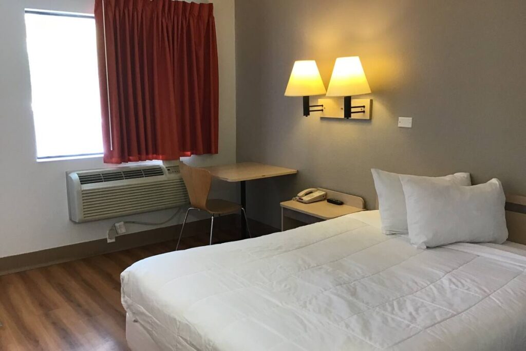 Super 8 by Wyndham Woods Cross - Salt Lake City North - Image 3