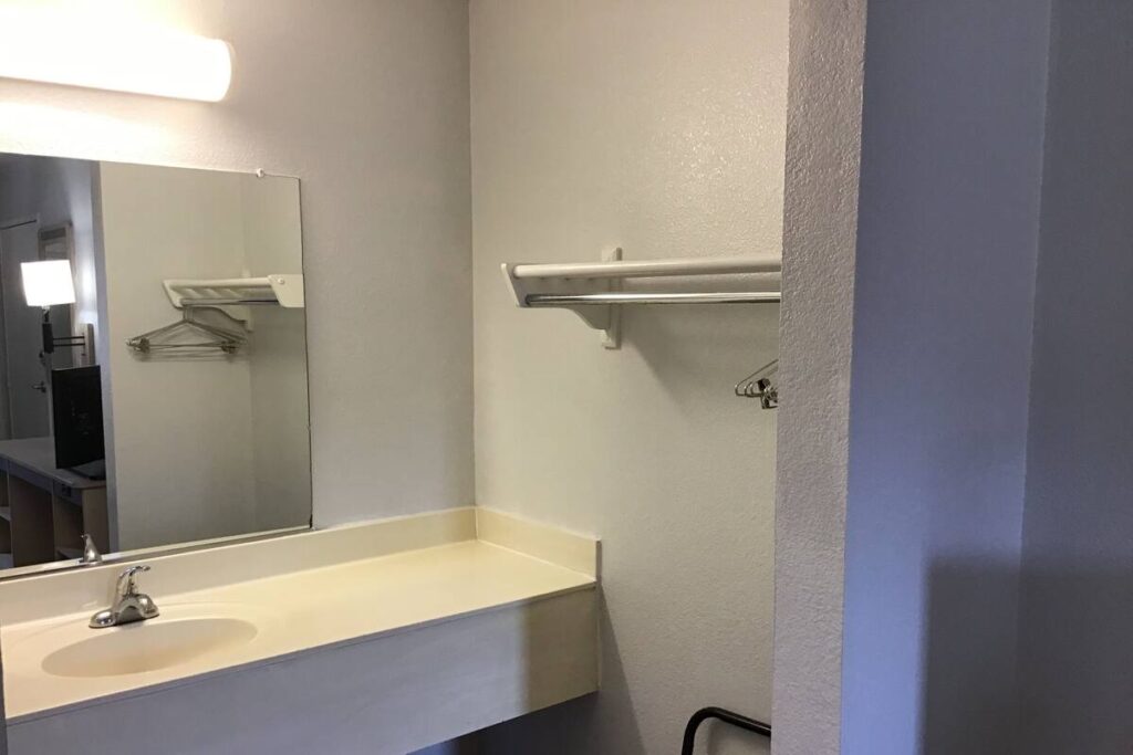 Super 8 by Wyndham Woods Cross - Salt Lake City North - Image 6