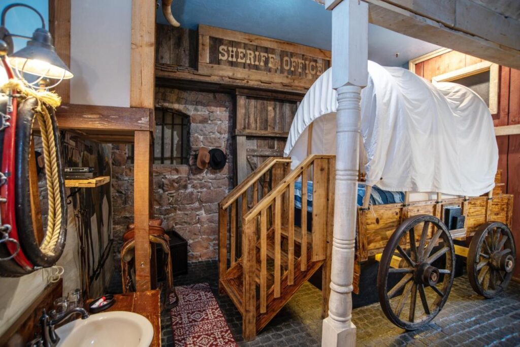 The Anniversary Inn - Fifth South - Image 3