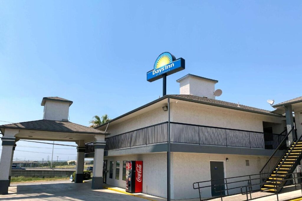 Days Inn by Wyndham San Antonio Interstate Hwy 35 North - Image 1