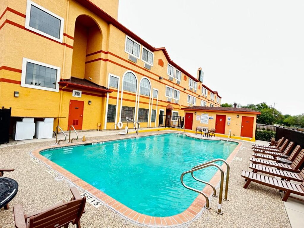 Quality Suites San Antonio Brooks City Base - Image 1
