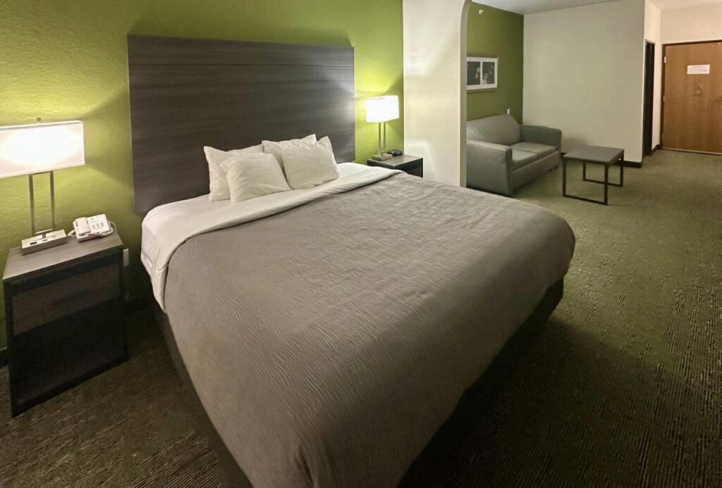 Quality Suites San Antonio Brooks City Base - Image 3