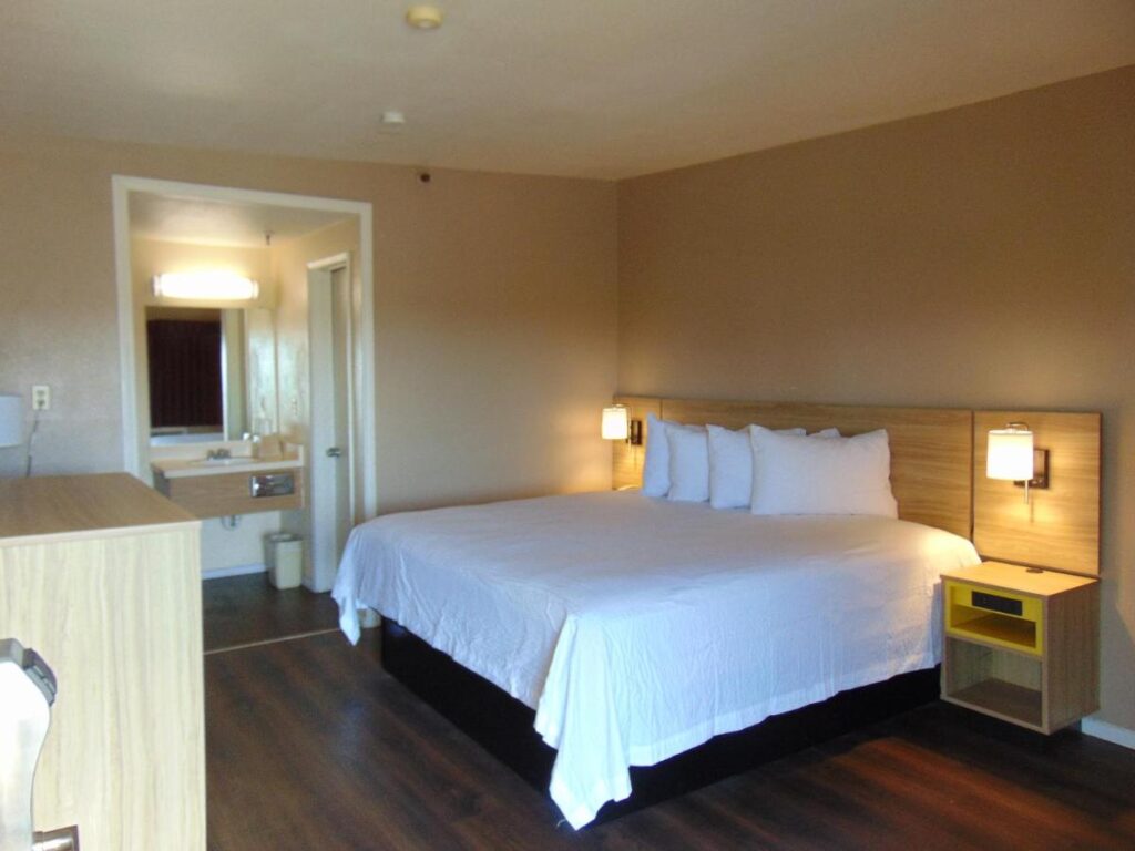 Days Inn by Wyndham Victorville - Image 2