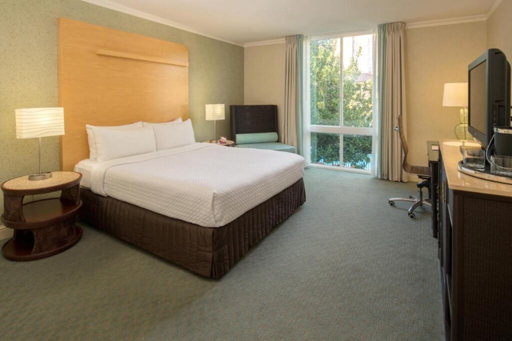 Crowne Plaza Cabana Hotel by IHG - Image 3