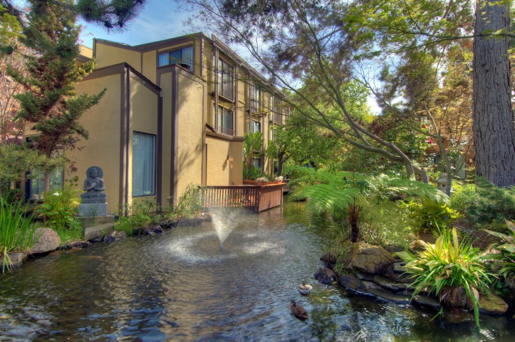 Dinah's Garden Hotel - Image 6