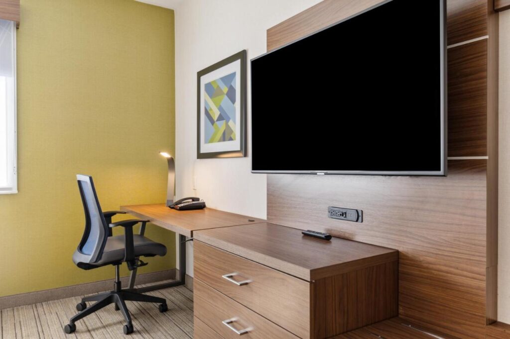 Holiday Inn Express & Suites Mountain View Silicon Valley by IHG - Image 3