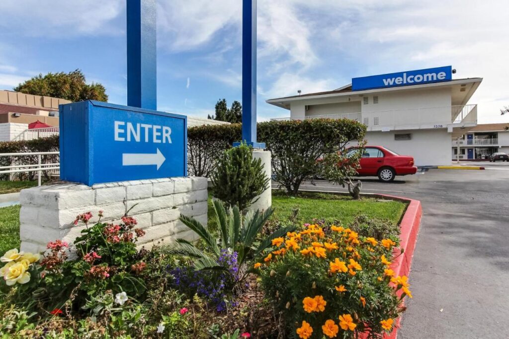 Super 8 by Wyndham Santa Clara - Image 1