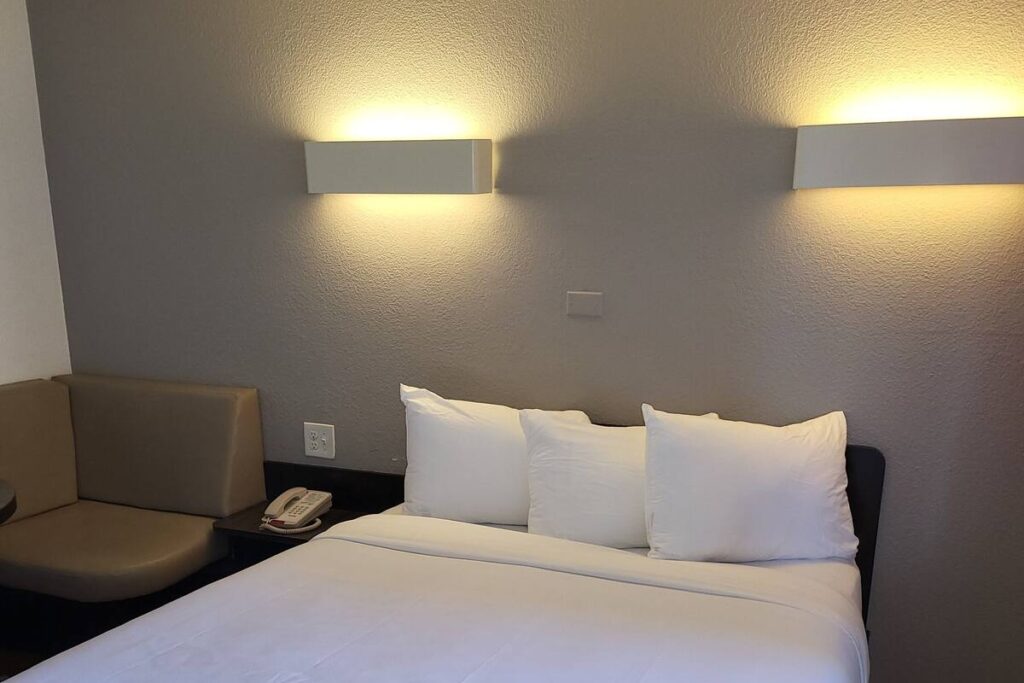 Super 8 by Wyndham Santa Clara - Image 2