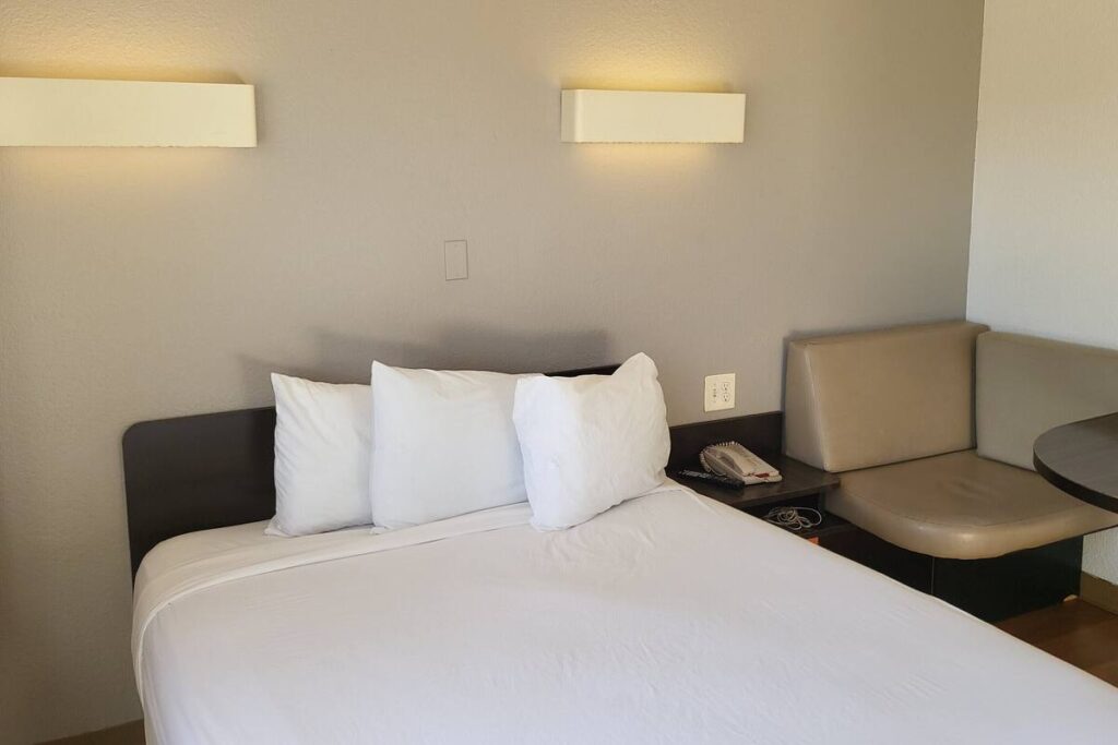 Super 8 by Wyndham Santa Clara - Image 3