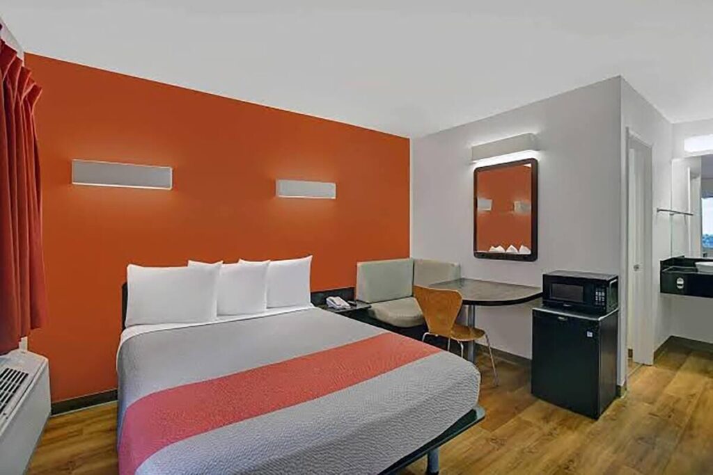 Super 8 by Wyndham Santa Clara - Image 5