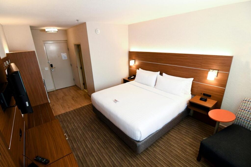 Holiday Inn Express Hotel & Suites Port Clinton-Catawba Island by IHG - Image 4