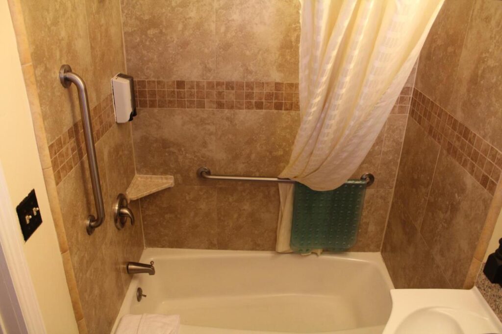 Riverside Inn & Suites Santa Cruz - Image 2