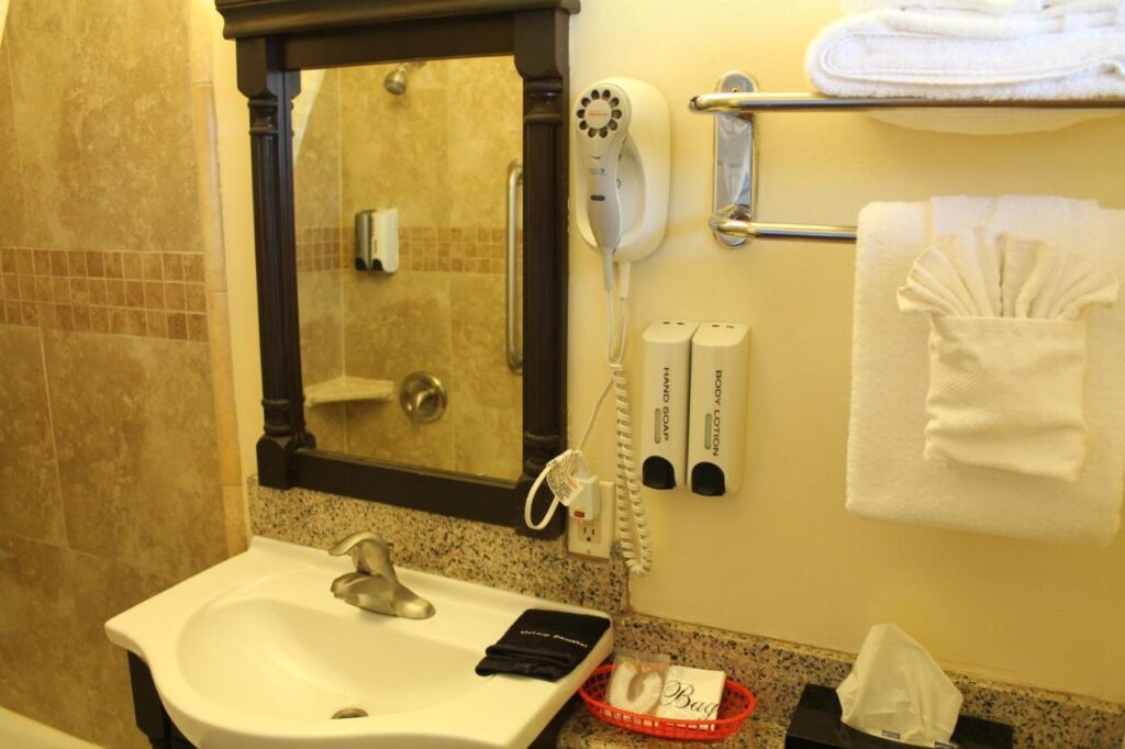 Riverside Inn & Suites Santa Cruz - Image 3