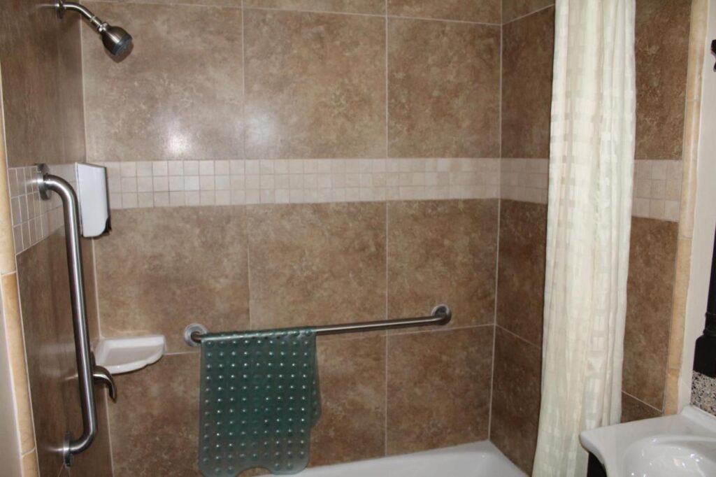 Riverside Inn & Suites Santa Cruz - Image 4