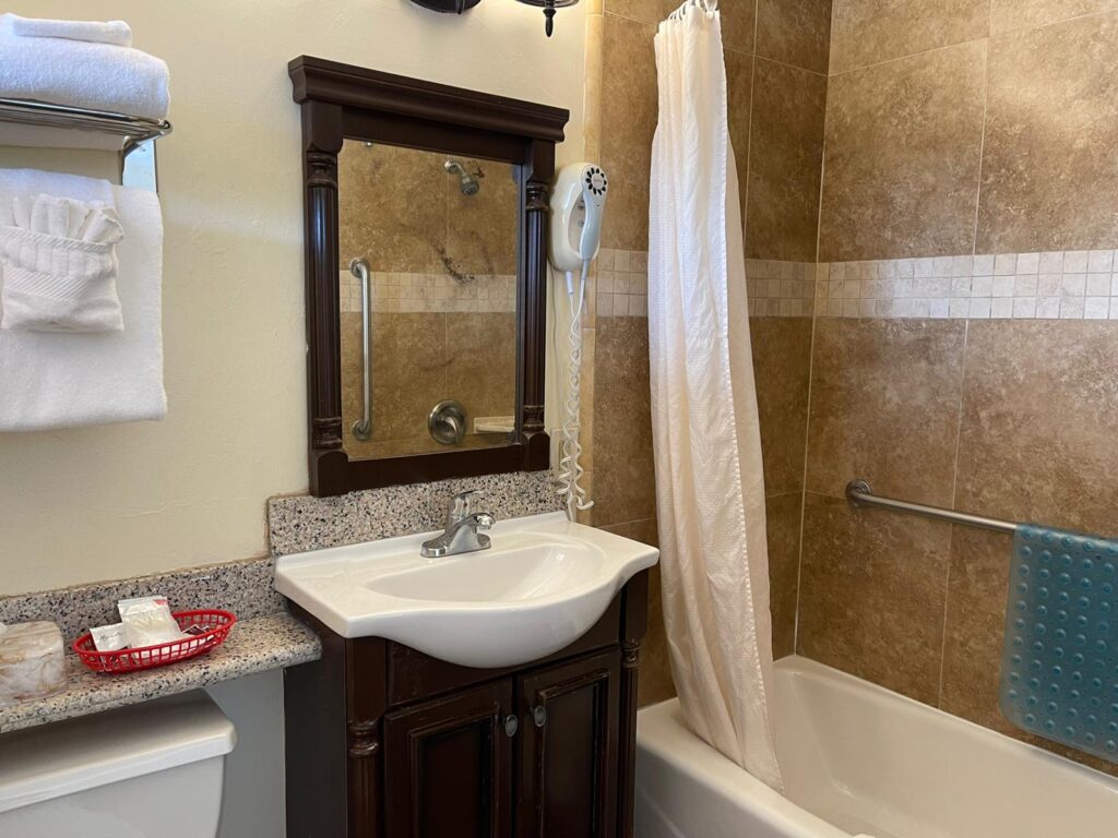Riverside Inn & Suites Santa Cruz - Image 6