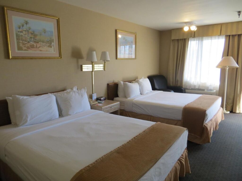 Howard Johnson by Wyndham Torrance - Image 2