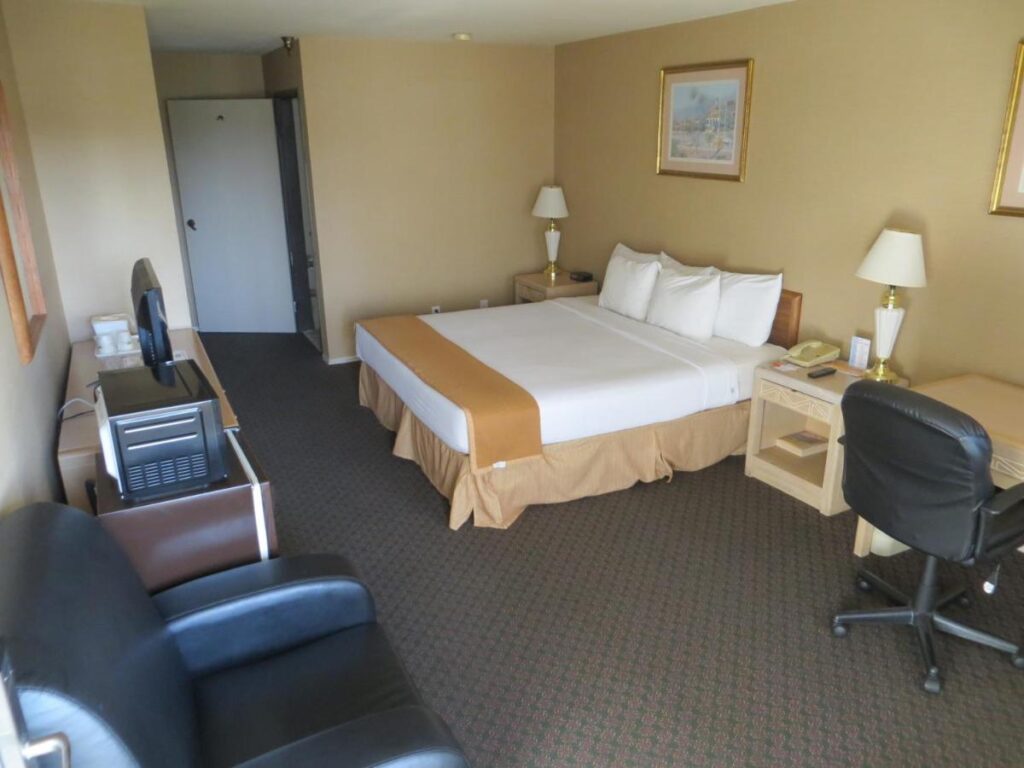 Howard Johnson by Wyndham Torrance - Image 4