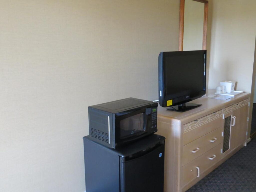 Howard Johnson by Wyndham Torrance - Image 5