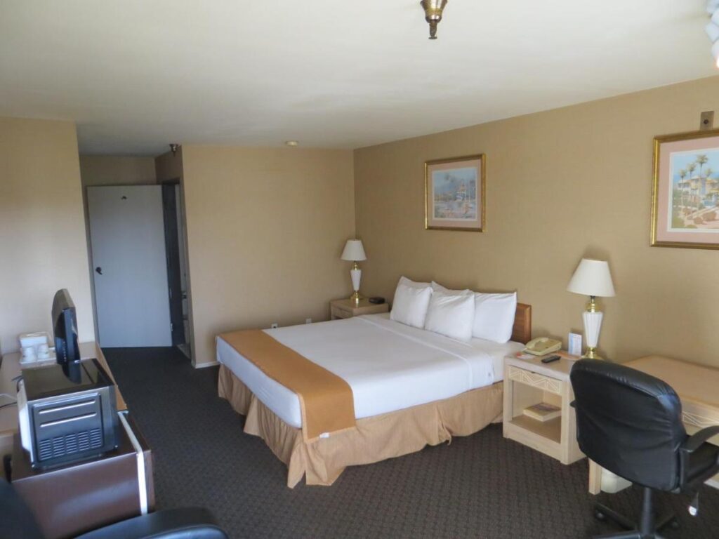 Howard Johnson by Wyndham Torrance - Image 6