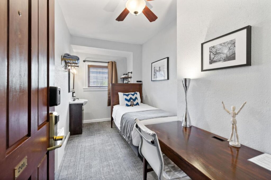 College Inn Hotel - Image 2