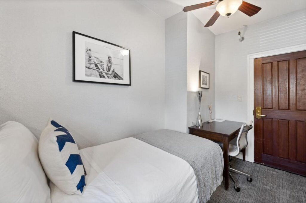 College Inn Hotel - Image 3