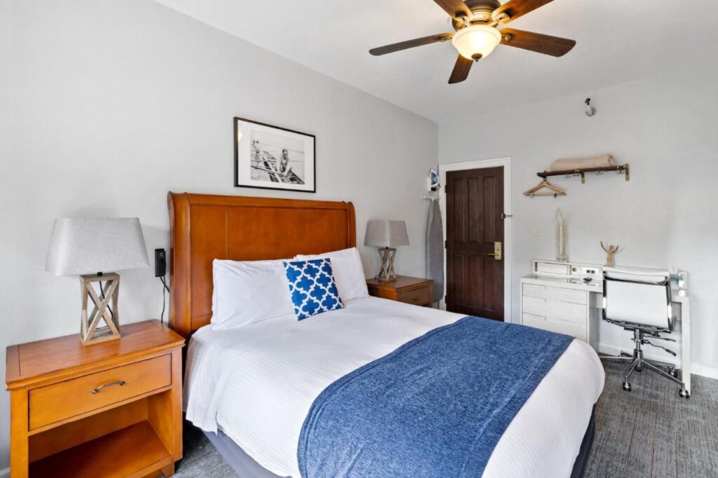 College Inn Hotel - Image 4