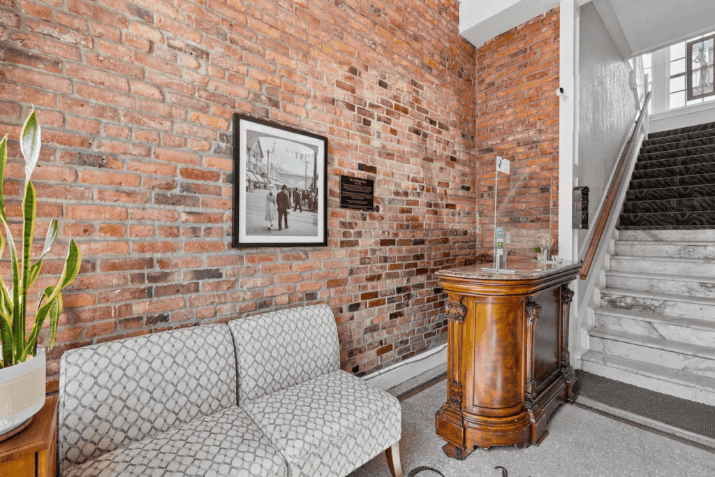 College Inn Hotel - Image 6