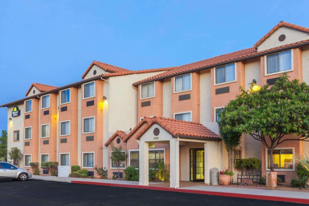 Days Inn by Wyndham Camp Verde Arizona - Image 1