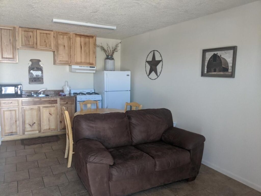 Little Daisy Motel - Image 4