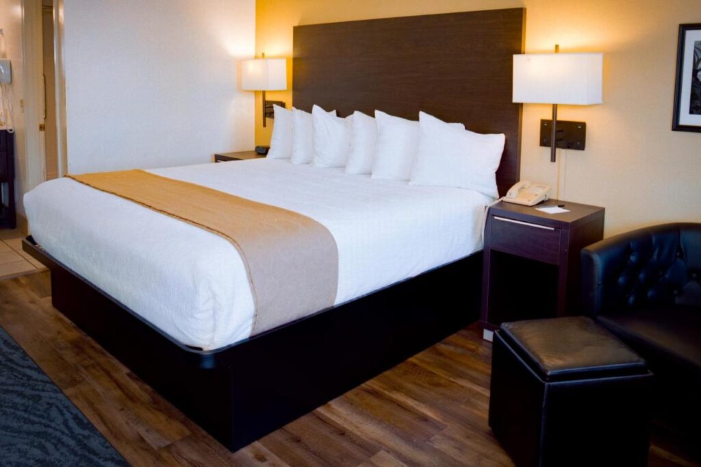 Pines Inn & Suites - Image 2