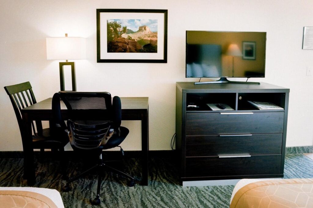 Pines Inn & Suites - Image 4