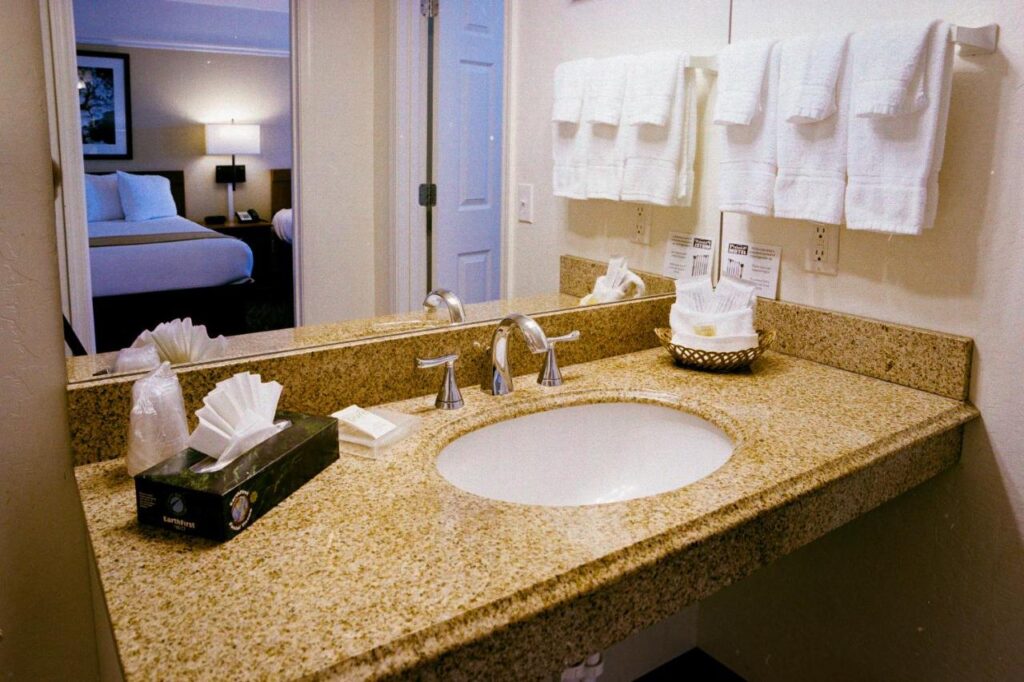 Pines Inn & Suites - Image 6