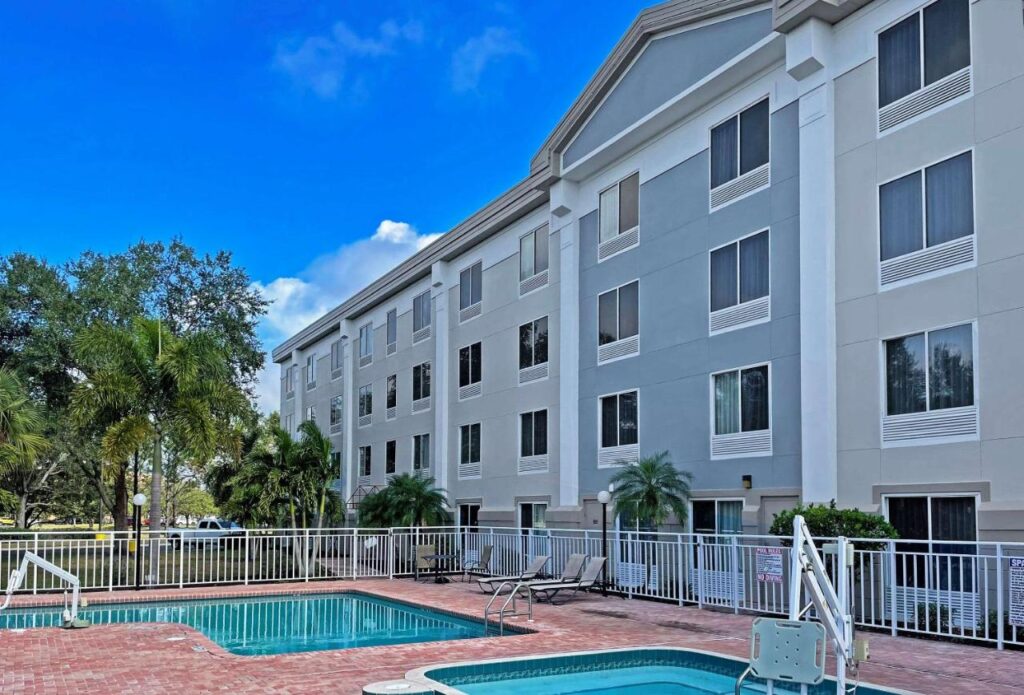 Comfort Inn & Suites Sarasota I75 - Image 1