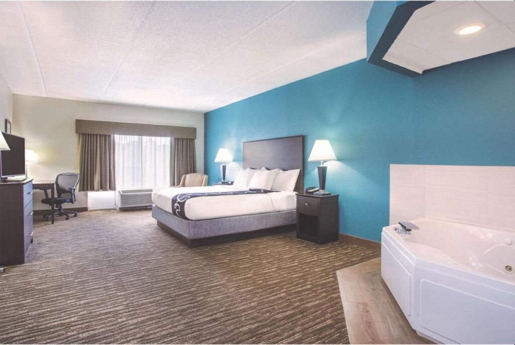 Comfort Inn & Suites Sarasota I75 - Image 6