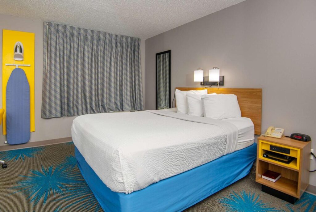 Days Inn by Wyndham Coeur d'Alene - Image 4