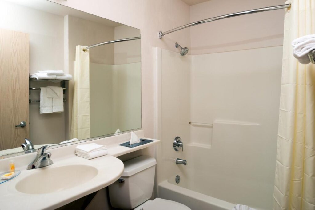 Days Inn & Suites by Wyndham Spokane Airport Airway Heights - Image 3