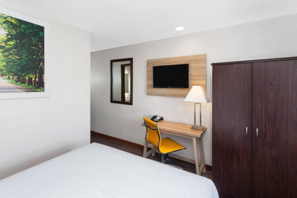 Days Inn & Suites by Wyndham Spokane Airport Airway Heights - Image 5