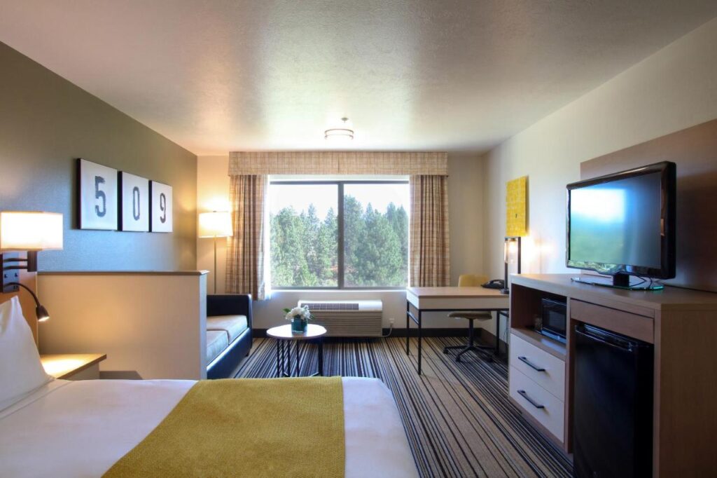 Oxford Suites Spokane Valley - Image 1