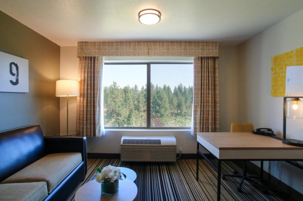 Oxford Suites Spokane Valley - Image 2