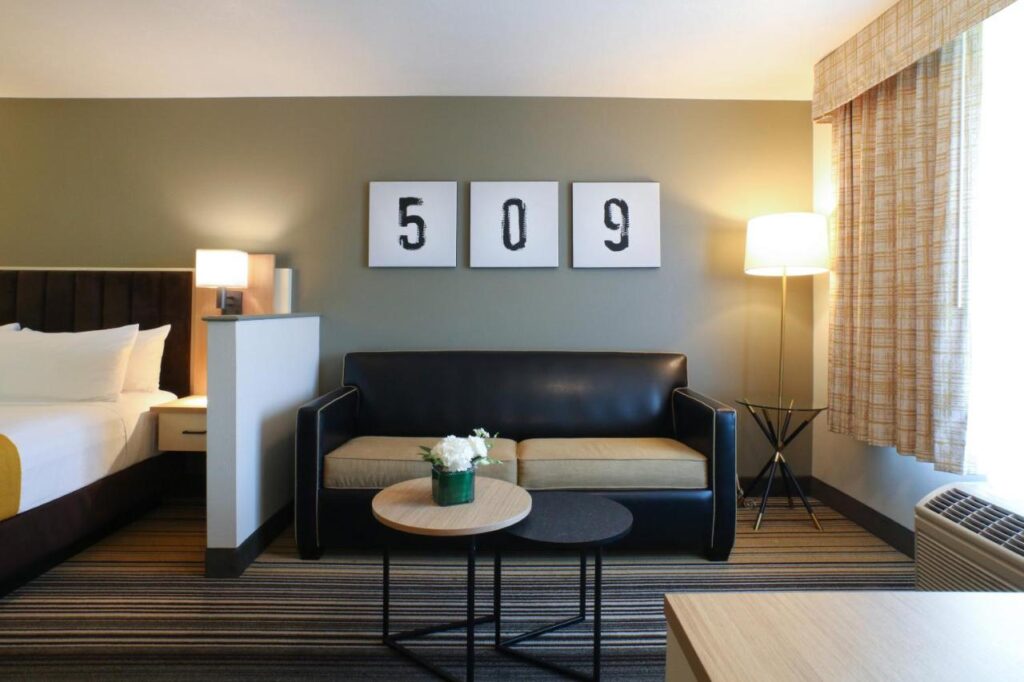 Oxford Suites Spokane Valley - Image 3